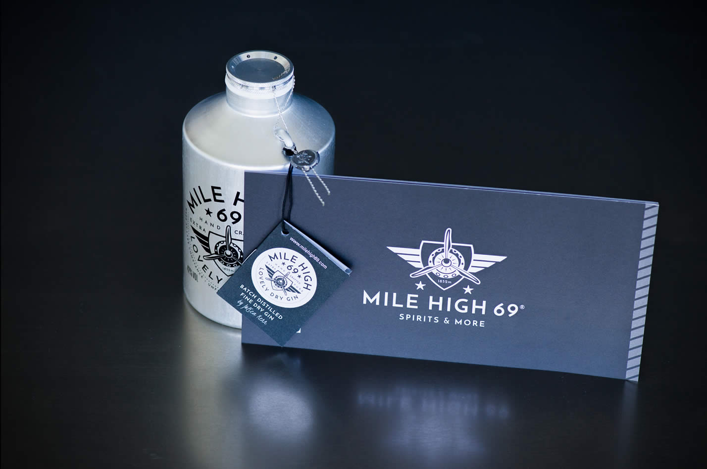 Mile High 69 Gin Flasche mit Karte und kleinem Booklet, Design von Christin von Wels, catfish creative