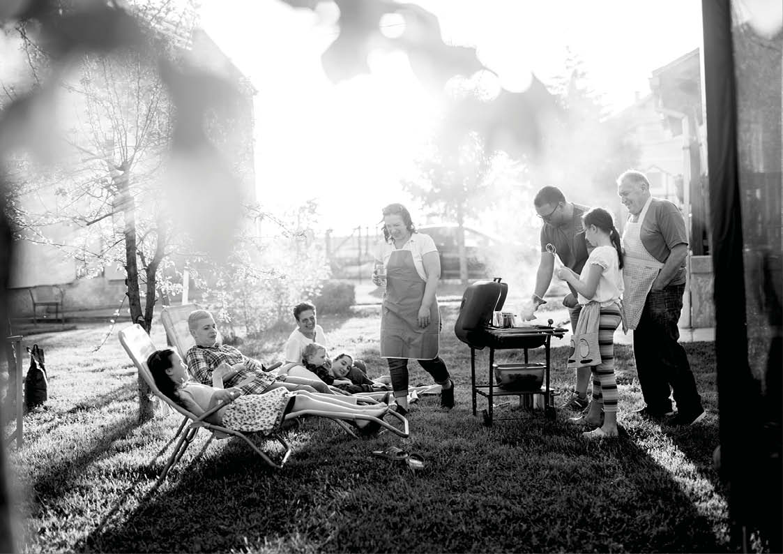 familie grillt im garten schwarzweiss foto